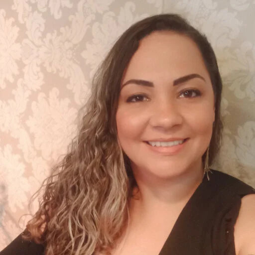 <em>ELIZABETH PEÑA</em>